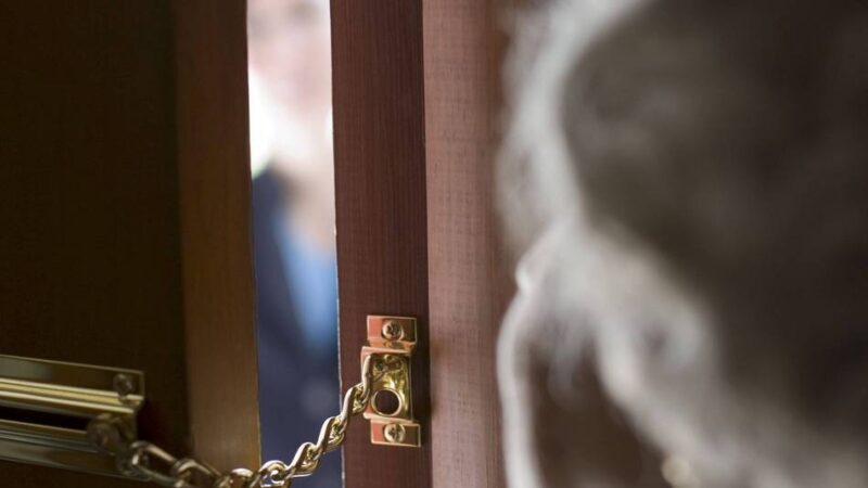 Betrug in Moers: Falscher Stromableser lenkt Seniorin ab – Komplize stiehlt Schmuck