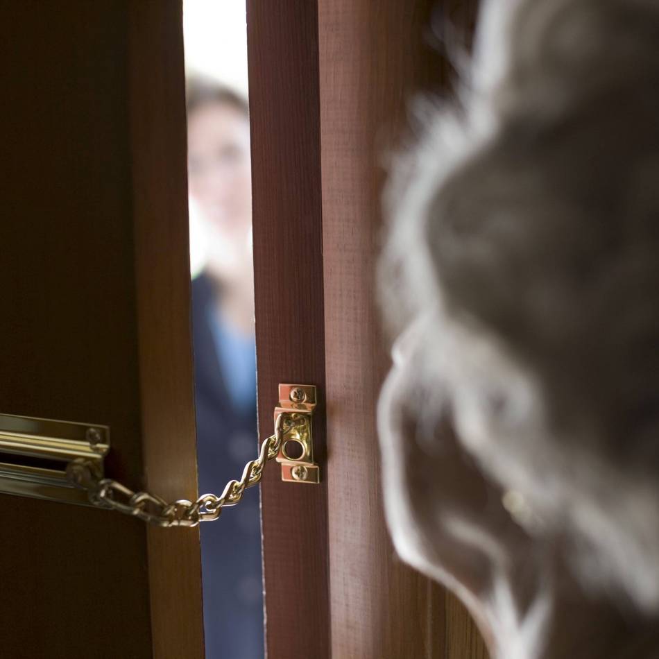 Betrug in Moers: Falscher Stromableser lenkt Seniorin ab – Komplize stiehlt Schmuck