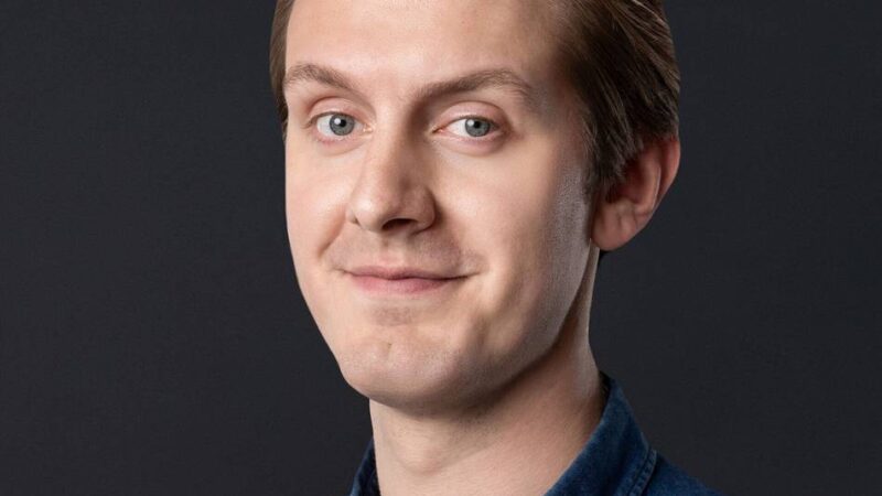 Kultur in Meerbusch: Jonas Greiner unterhält mit Kabarett „Auf Augenhöhe“