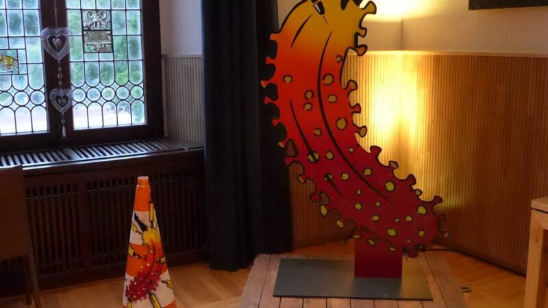 Bananenkunst in Rheinberg: Edeltraud Hackstein führt durchs Alte Rathaus