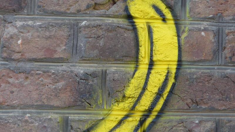 Kunstaktion in Rheinberg: Eine Banane auf dem Alten Rathaus