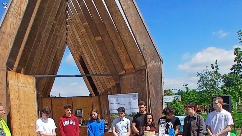 Lichtkirche in Neuss: Schüler forschten zu Kriegsgräbern – und stellten Ergebnisse vor