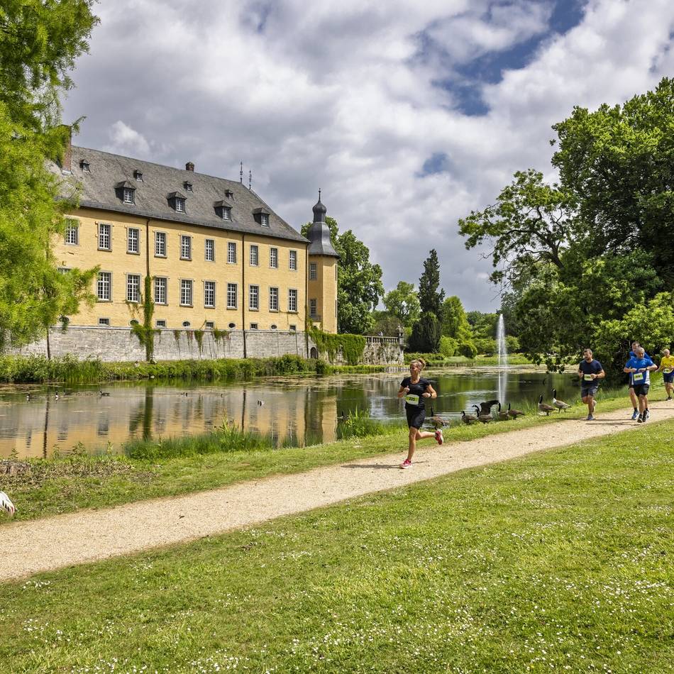 Sportlich für den guten Zweck in Jüchen: Charity-Lauf durch den Park von Schloss Dyck