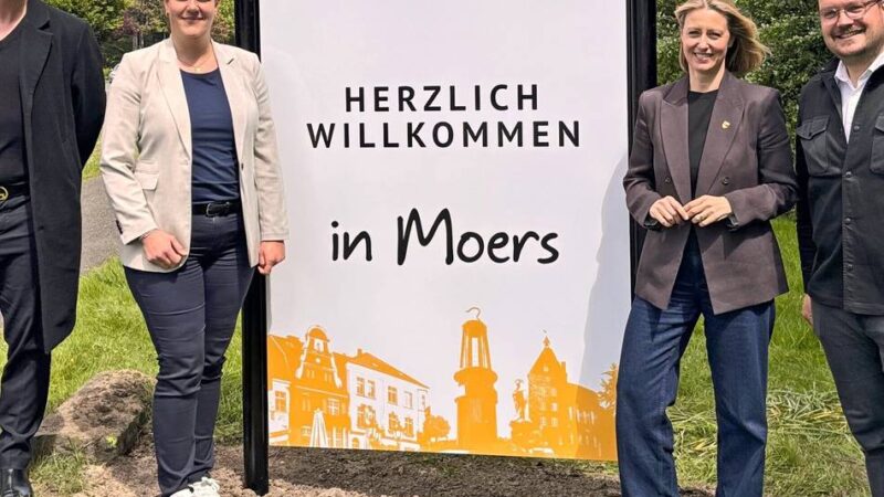 Neu in Moers: Schilder heißen Besucher der Stadt willkommen