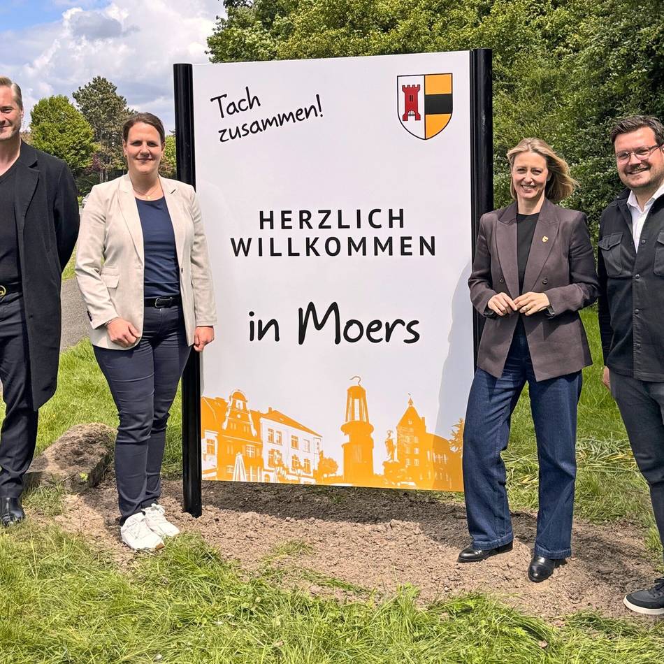Neu in Moers: Schilder heißen Besucher der Stadt willkommen