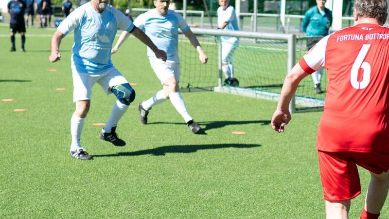 Sport in Meerbusch: Fußballfest bringt Fans und Ex-Profis zusammen