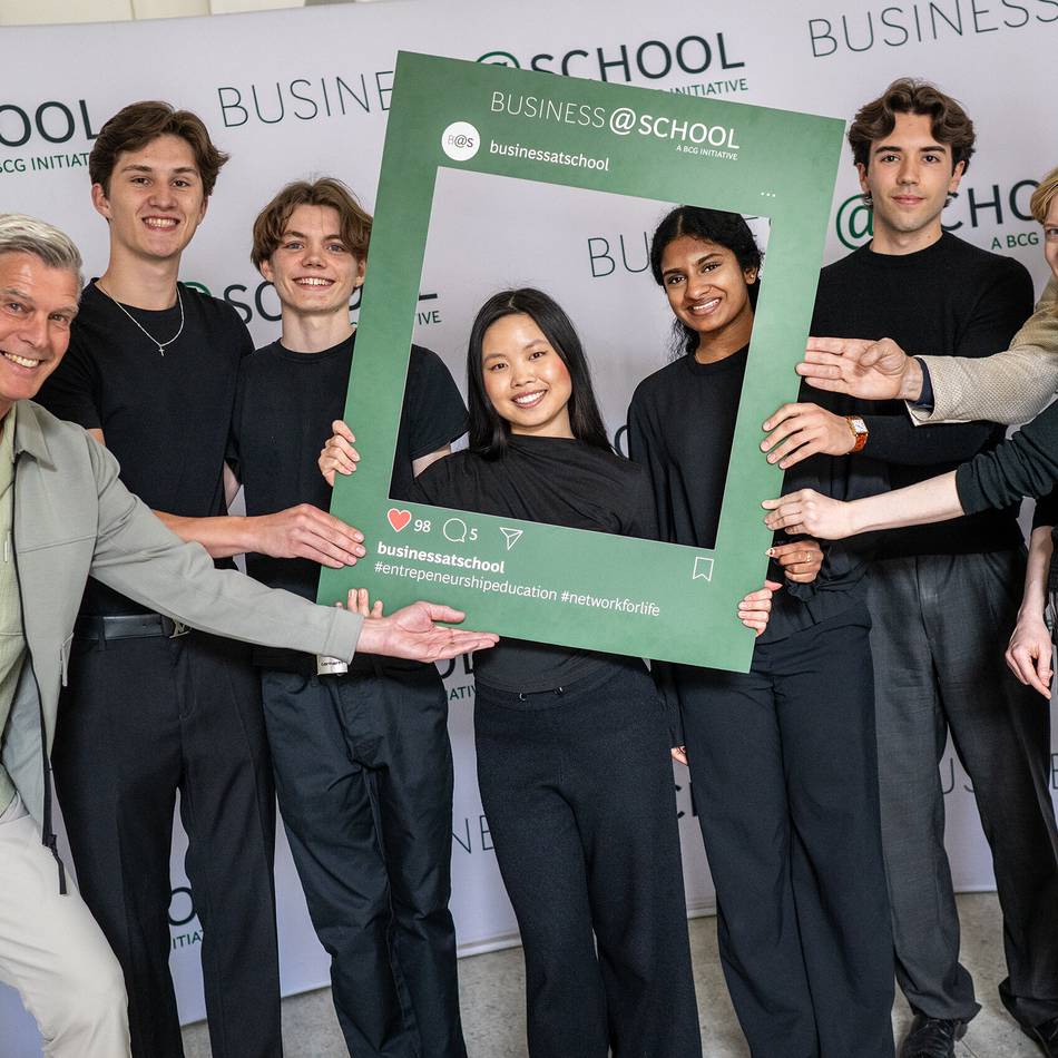 Jugend und Wirtschaft: Düsseldorfer Schüler siegen bei Landeswettbewerb „Business@School“