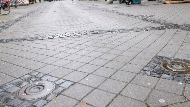 Kölner Straße in Dormagen: Neue Poller gegen Amokfahrten und Falschparker werden gebaut