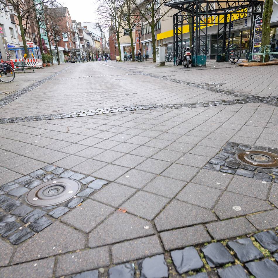 Kölner Straße in Dormagen: Neue Poller gegen Amokfahrten und Falschparker werden gebaut