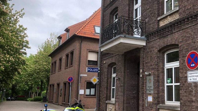 Zeugen gesucht nach Vorfall in Rheinberg: Zwei Polizeifahrzeuge vor der Wache beschädigt