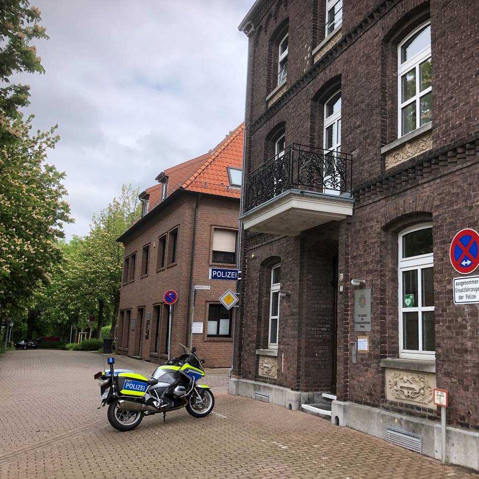 Zeugen gesucht nach Vorfall in Rheinberg: Zwei Polizeifahrzeuge vor der Wache beschädigt