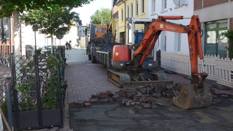 Baustelle in Rheinberg: Straße vor dem Kamper Hof wird jetzt asphaltiert