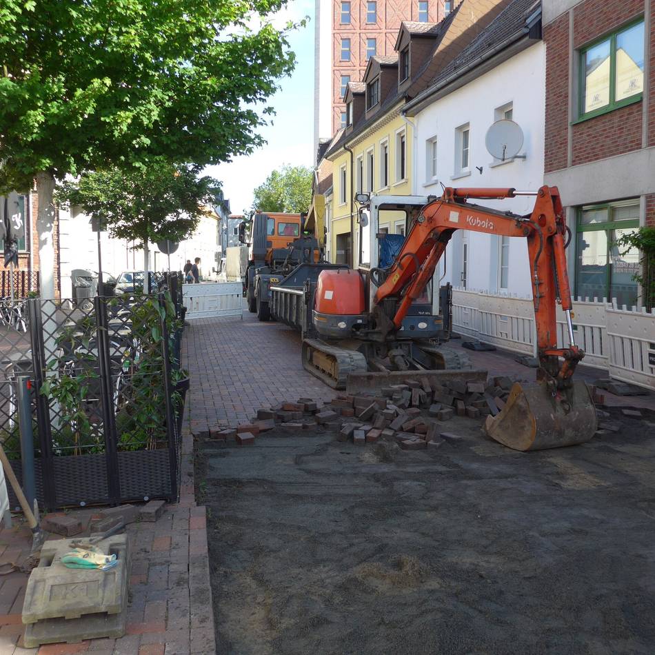 Baustelle in Rheinberg: Straße vor dem Kamper Hof wird jetzt asphaltiert