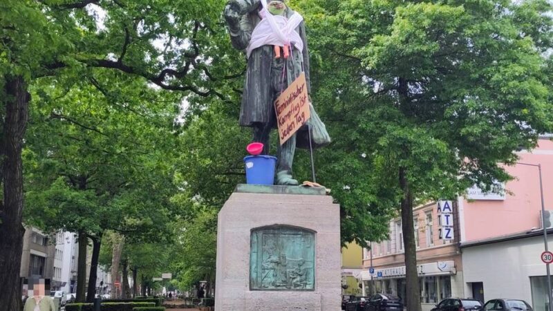 Aktion zum Muttertag in Krefeld: „Feministisches Bündnis“ dekoriert Statuen in Krefeld