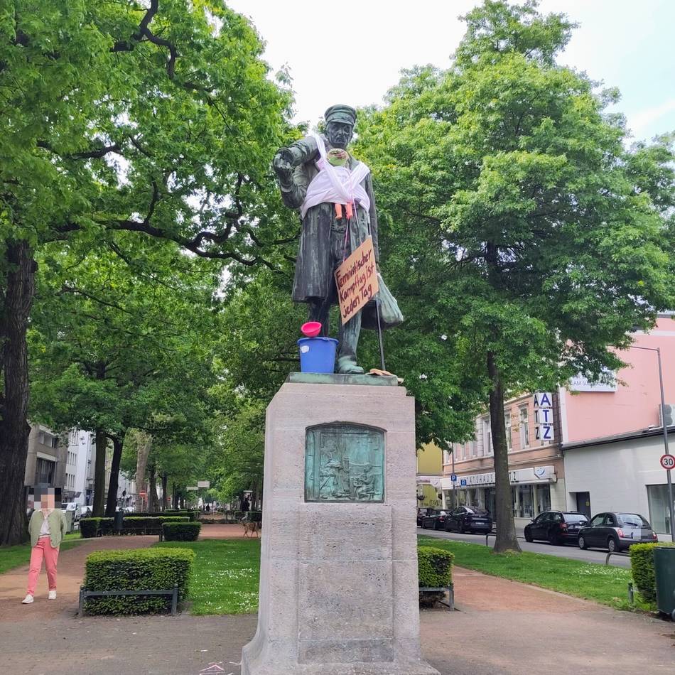 Aktion zum Muttertag in Krefeld: „Feministisches Bündnis“ dekoriert Statuen in Krefeld