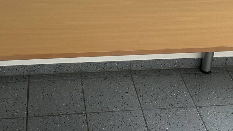 Stühle und Tische aus der Cafeteria: Nettetal verschenkt Möbel für gemeinnützige Zwecke