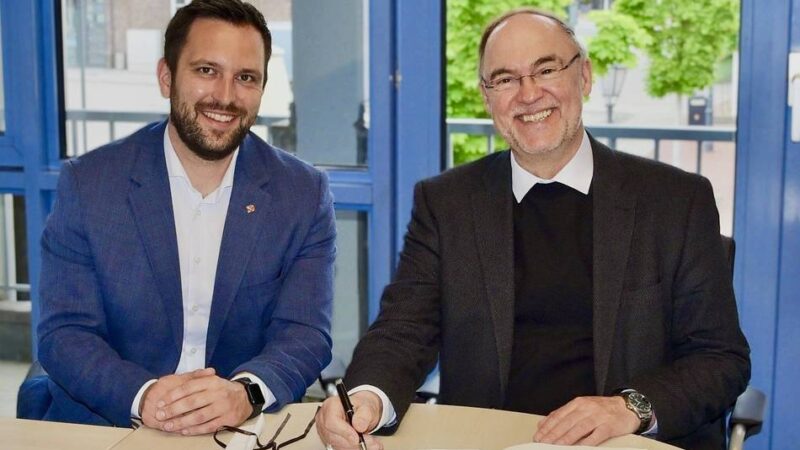 Bei der Eröffnung des Alten Rathauses in Rheinberg: Drei neue Einträge ins Goldenes Buch
