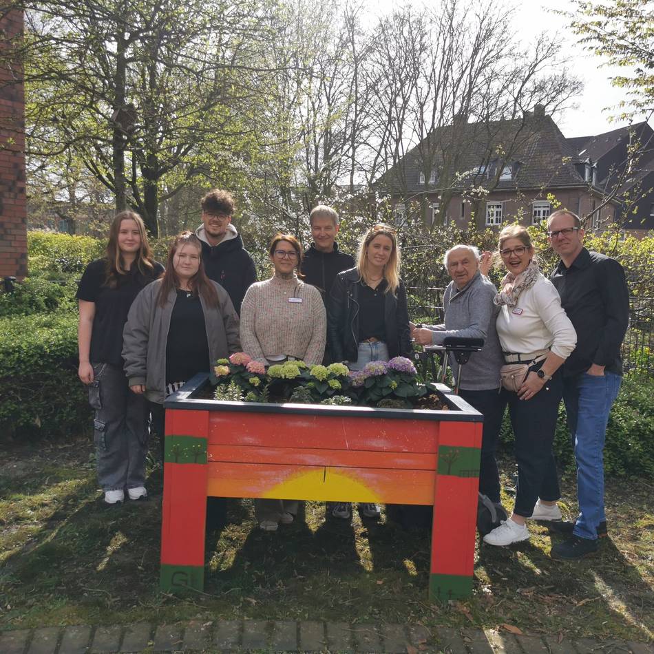 Ein Geschenk, das verbindet: Jugendliche überreichen Hochbeet an das Adelheid-Haus