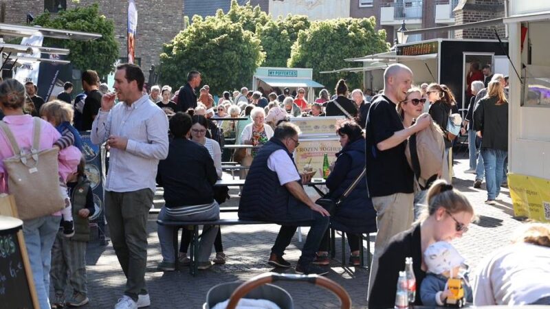 Veranstaltung in Korschenbroich: Feierabendmarkt unter blauem Himmel