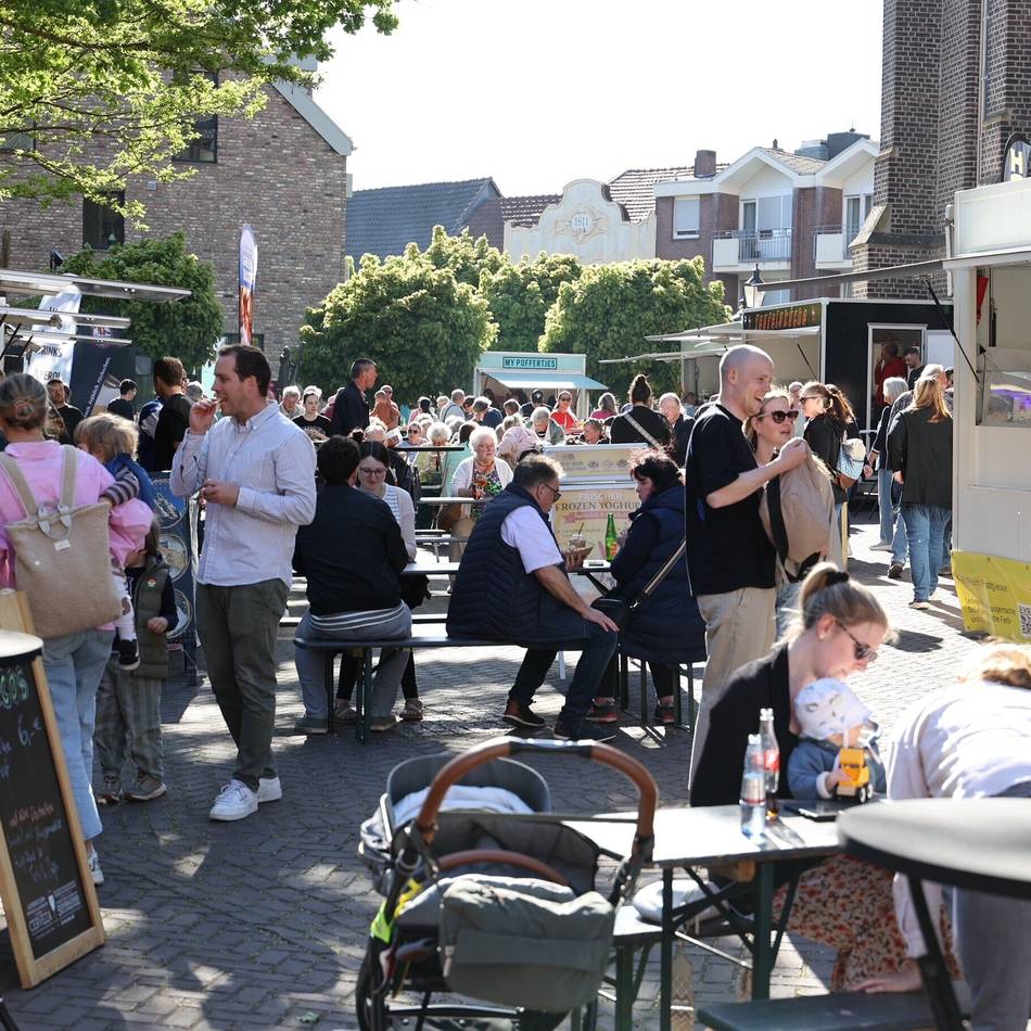 Veranstaltung in Korschenbroich: Feierabendmarkt unter blauem Himmel