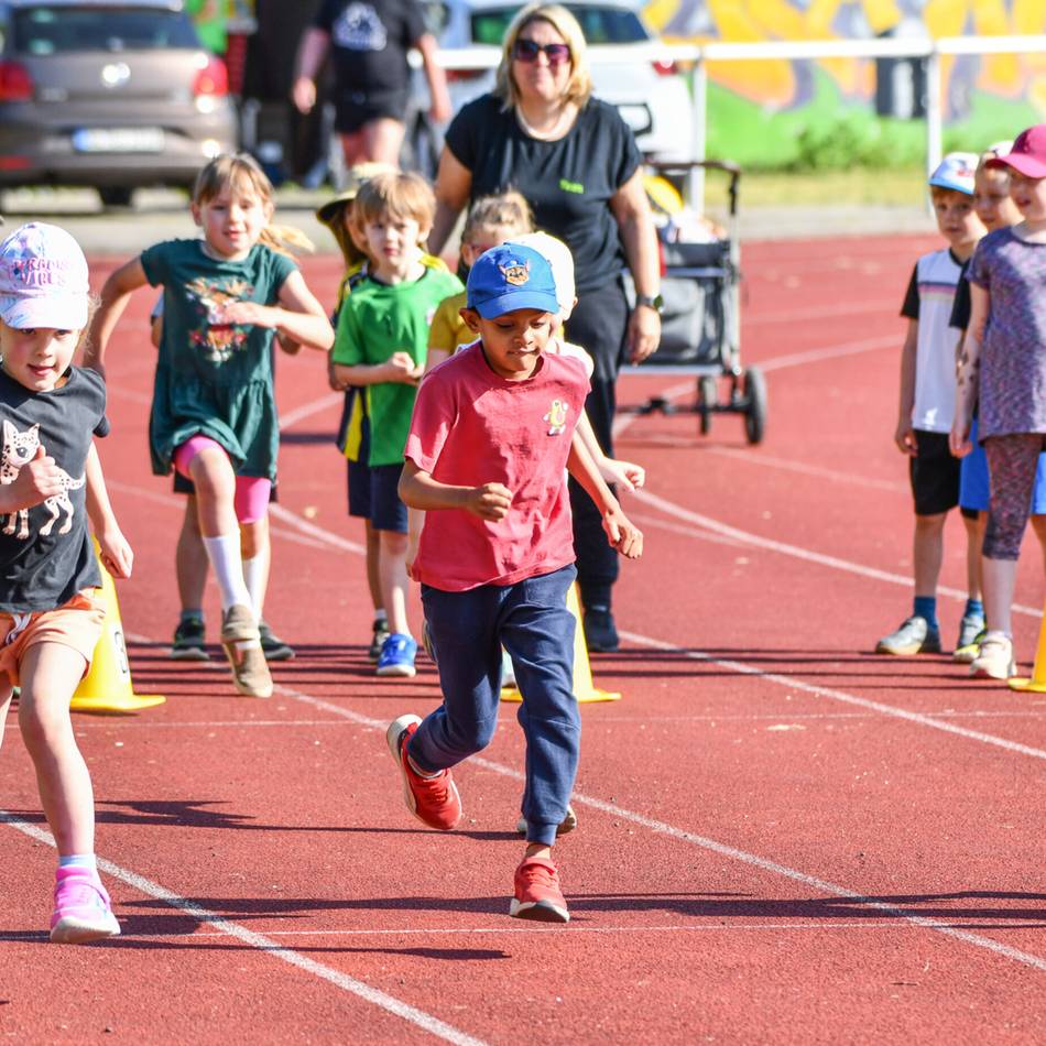 Sport in Langenfeld: 450 Kinder meistern Kita-Minisportabzeichen im Jahnstadion