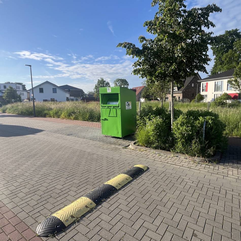 Angebot in Budberg: Altkleidercontainer an der Landfrauenstraße