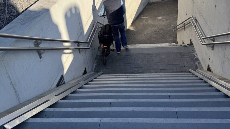 Unterführung in Dinslaken: Barrierefreier Zugang nur über eine Treppe? – Das sagt die Bahn