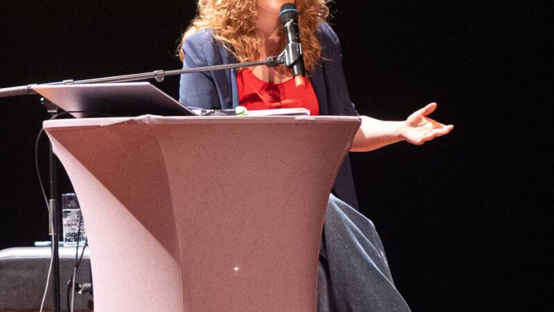„Make Democracy Great Again“: „Ich schreibe Texte für schlechte Laune“ – Sarah Bosetti in Krefeld