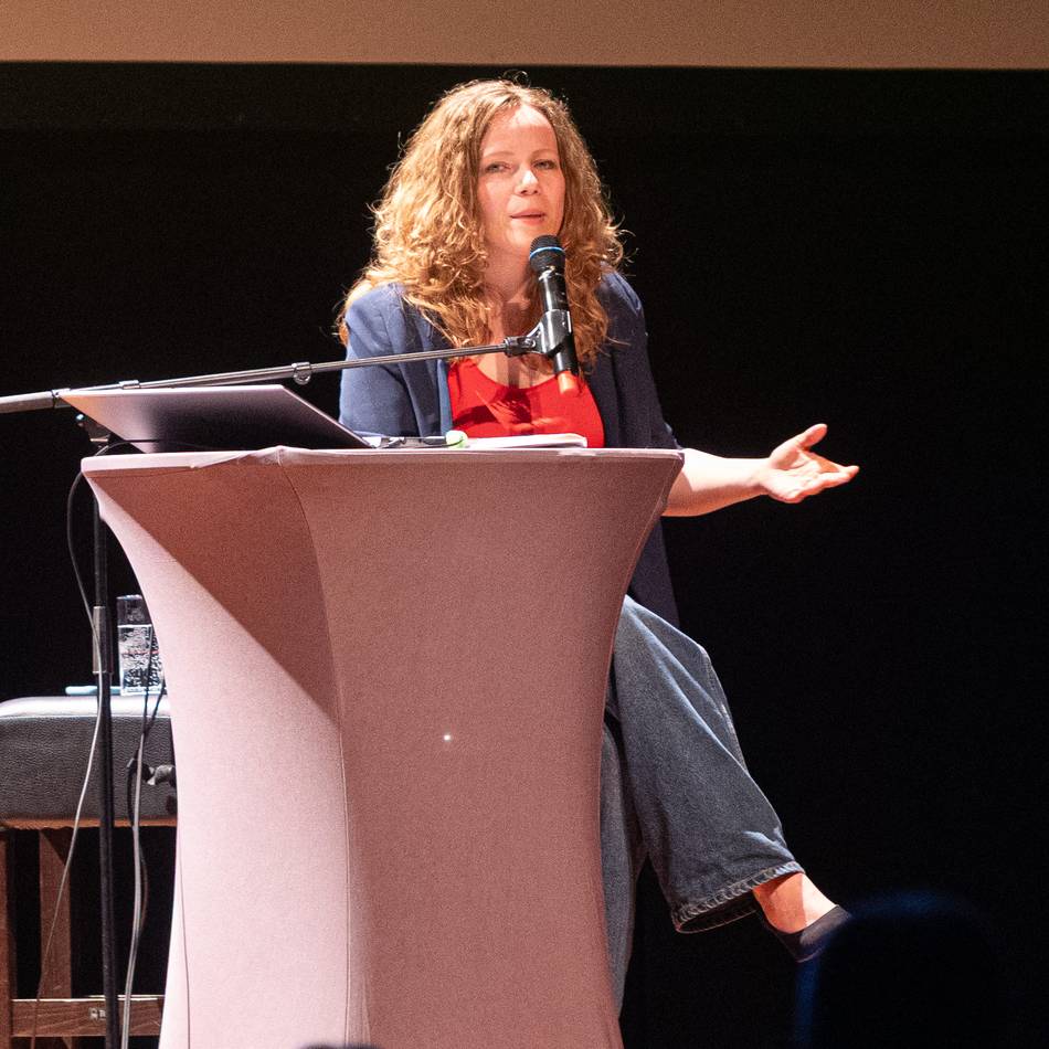 „Make Democracy Great Again“: „Ich schreibe Texte für schlechte Laune“ – Sarah Bosetti in Krefeld