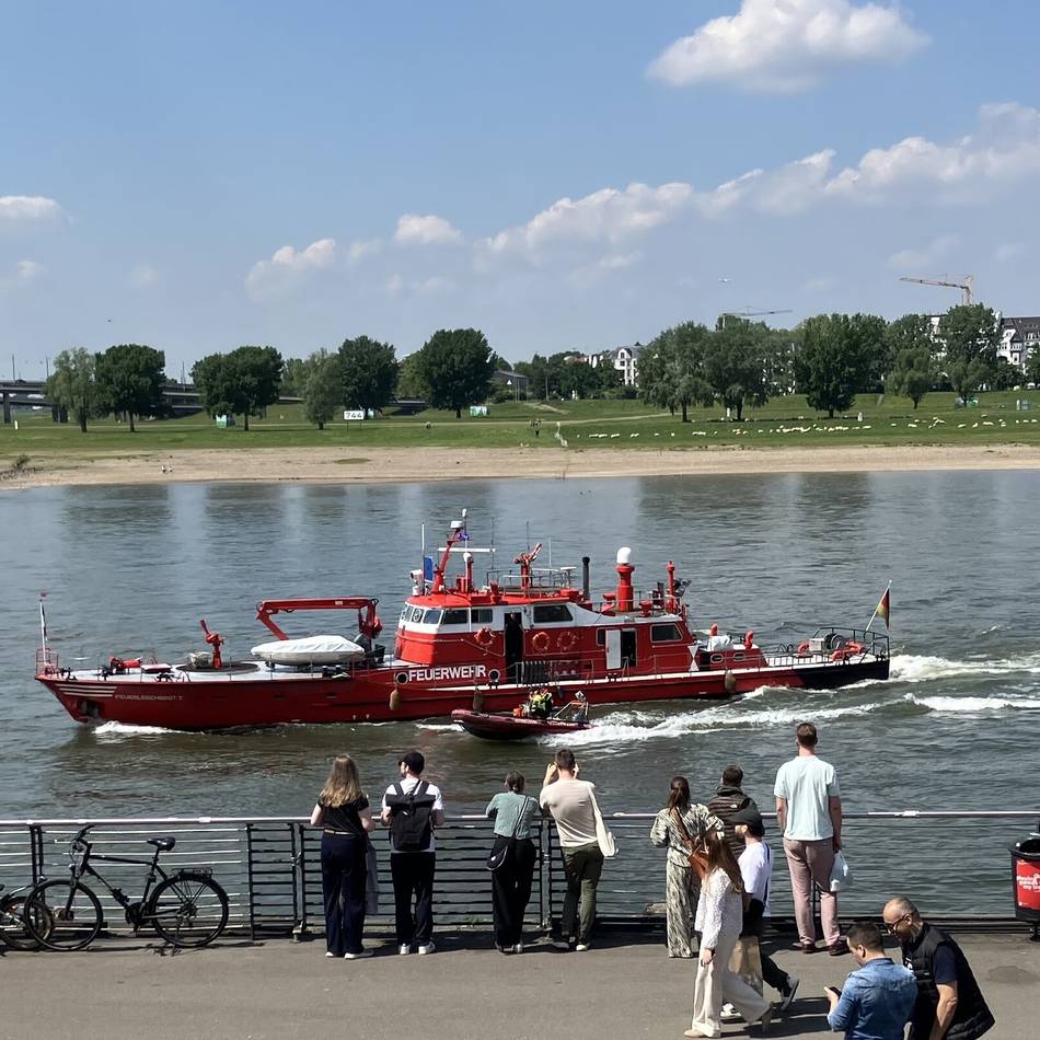 Rettungskräfte zum Anfassen: Düsseldorfer „Blaulichtmeile“ begeistert Groß und Klein