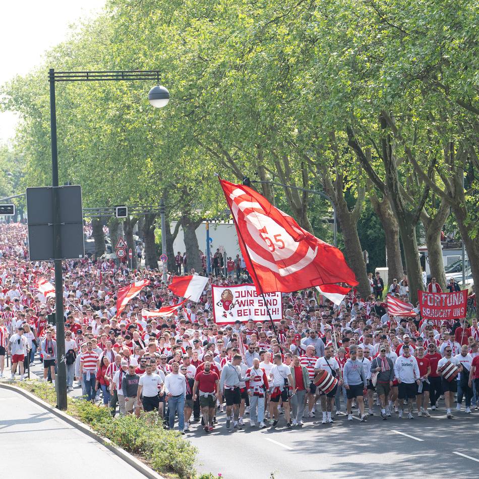 Vor dem Spiel gegen Elversberg: Tausende Fortuna-Fans ziehen gemeinsam zum Stadion