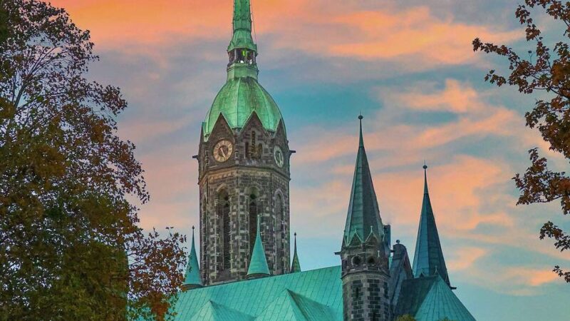 Geldbetrag in Mönchengladbach: Volksbank spendet für Erhalt der Rheydter Hauptkirche
