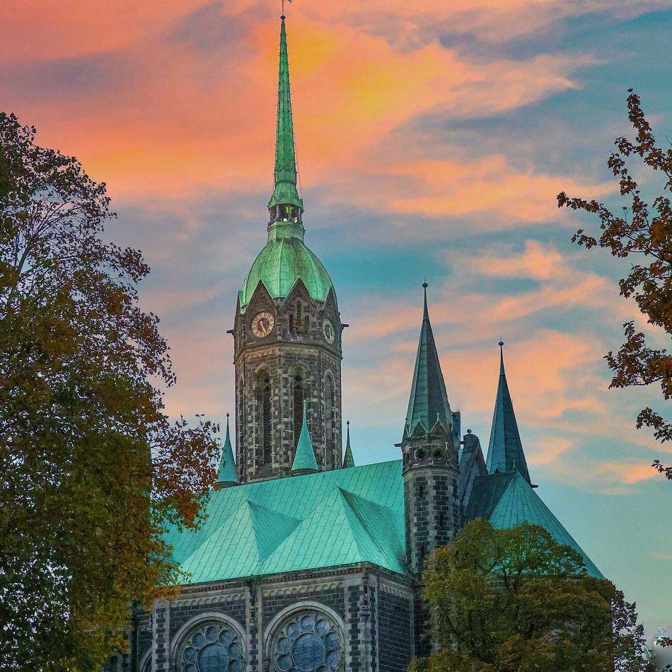 Geldbetrag in Mönchengladbach: Volksbank spendet für Erhalt der Rheydter Hauptkirche