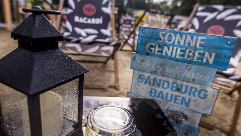 Sommer in Kleve: Koekkoekplatz wird zur Strandbar „4190“ – mit 80 Tonnen Sand