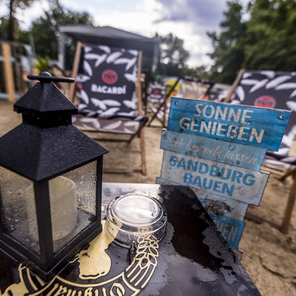 Sommer in Kleve: Koekkoekplatz wird zur Strandbar „4190“ – mit 80 Tonnen Sand