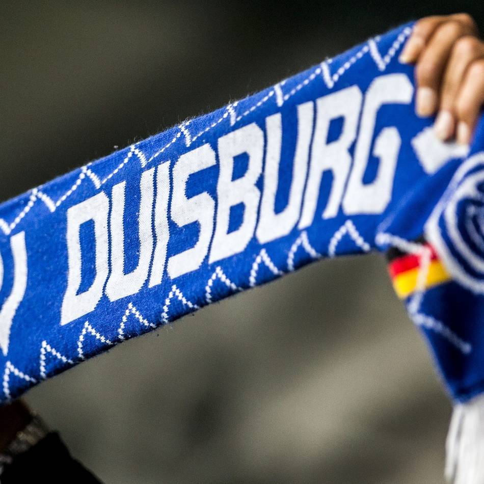 Auf der Kirmes in Geldern: „Das hier ist Schalke-Gebiet“ – Gruppe raubt Fan-Schals des MSV Duisburg