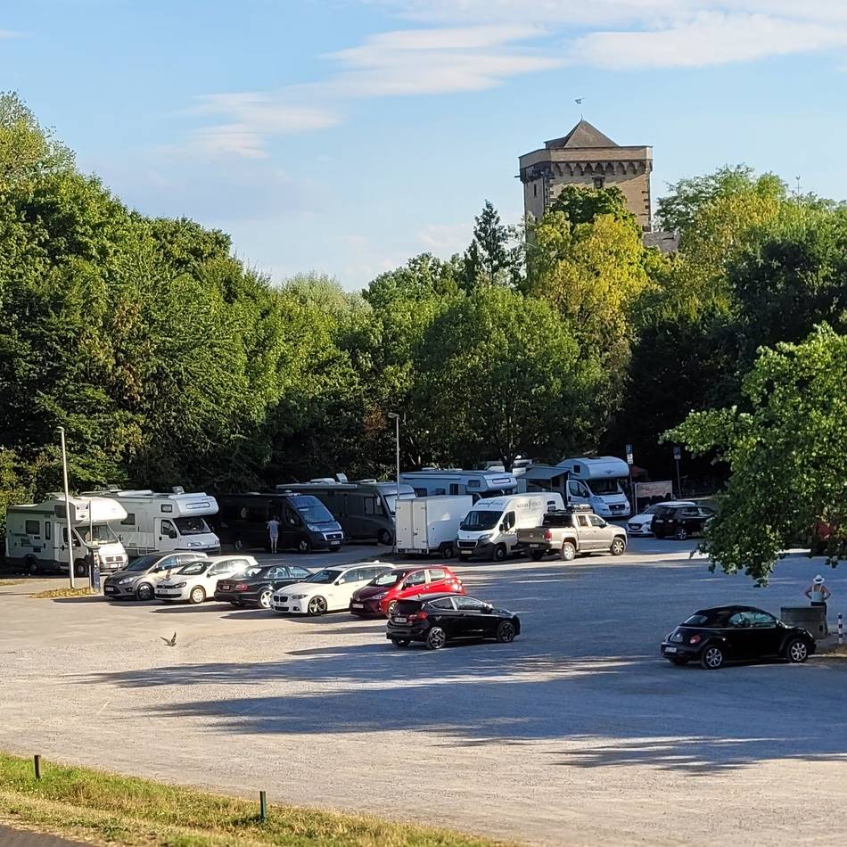 Drei-Parteien-Antrag in Dormagen: Der Rheintor-Parkplatz in Zons soll aufgewertet werden