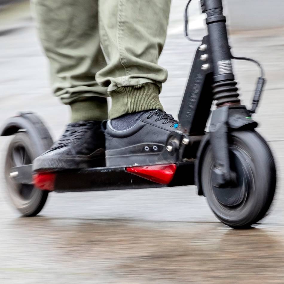 Unfall in Holzbüttgen: E-Scooter-Fahrer flüchtet nach Zusammenstoß mit Pkw