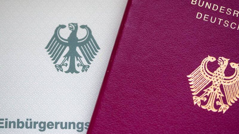 Deutsch-Test, Verfassungstreue, Gebühren: So viele Menschen wurden 2025 im Kreis Kleve eingebürgert