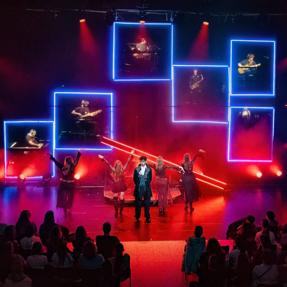 Musical aufgeführt: Cusaner beeindrucken mit moderner Dracula-Inszenierung