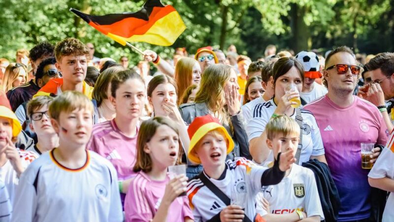 Strenge Regeln fürs „Rudelgucken“: Public Viewing zur WM: Das müssen Gastronomen am Niederrhein wissen