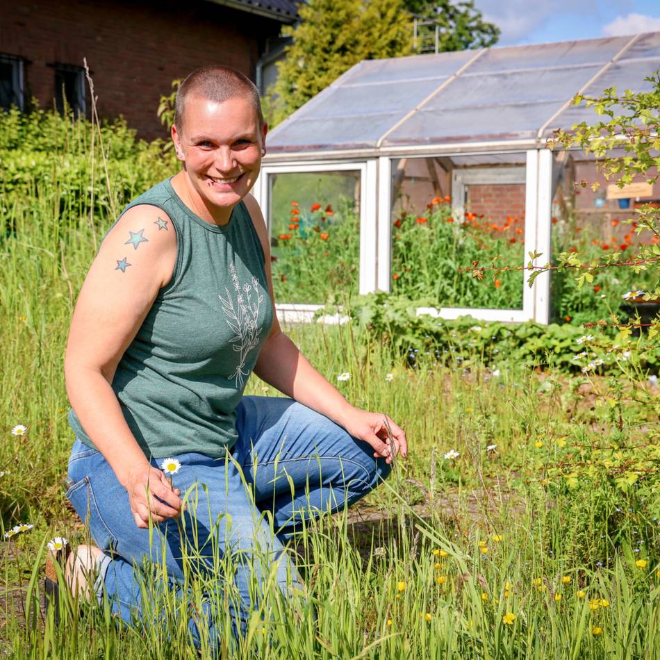 Mähfreier Mai: Warum eine Tenholterin ihren Garten wild wachsen lässt