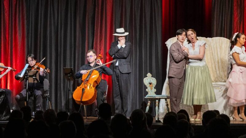 Mozart in Erkelenz: Ensemble bringt „Così fan tutte“ in 90 Minuten auf die Bühne