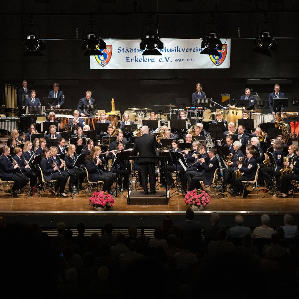 Konzert in Erkelenz: Musikverein begeistert mit Reise durch musikalische Welten