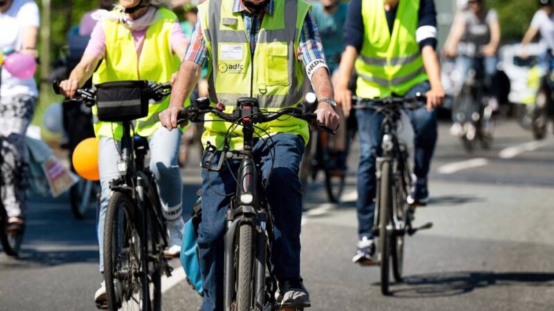Radtour in Langenfeld: Familienradtour setzt Zeichen für sichere Radwege