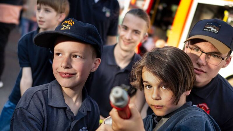 Tag der offenen Tür beim Löschzug 2 in Langenfeld: Ein Kindertraum erfüllt sich: einmal im Feuerwehrauto