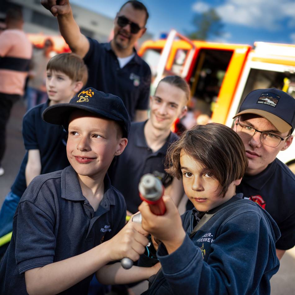 Tag der offenen Tür beim Löschzug 2 in Langenfeld: Ein Kindertraum erfüllt sich: einmal im Feuerwehrauto