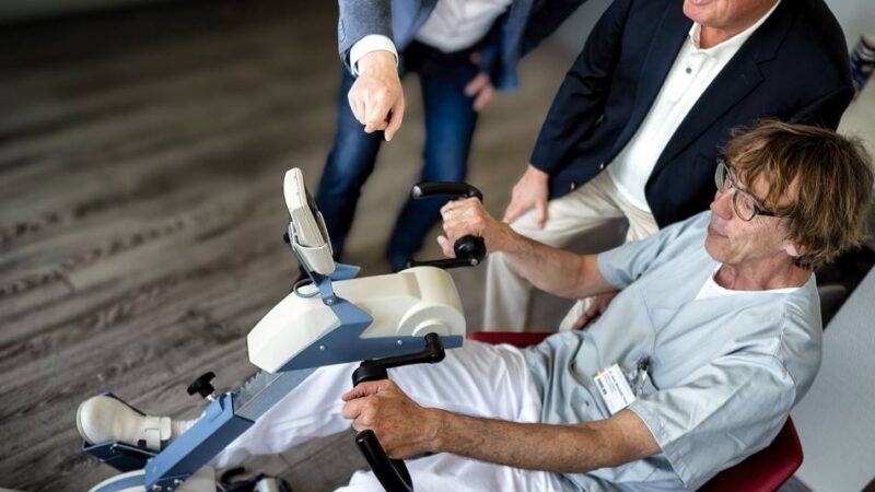 Klinik in Langenfeld: High-Tech-Rad bringt Senioren in der Geriatrie in Bewegung