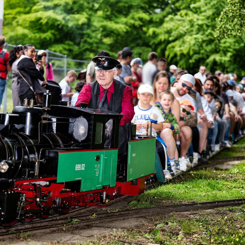 Im Stadtpark Leverkusen: Mit Volldampf voraus – Passagiere stehen bei Dampfbahn Schlange