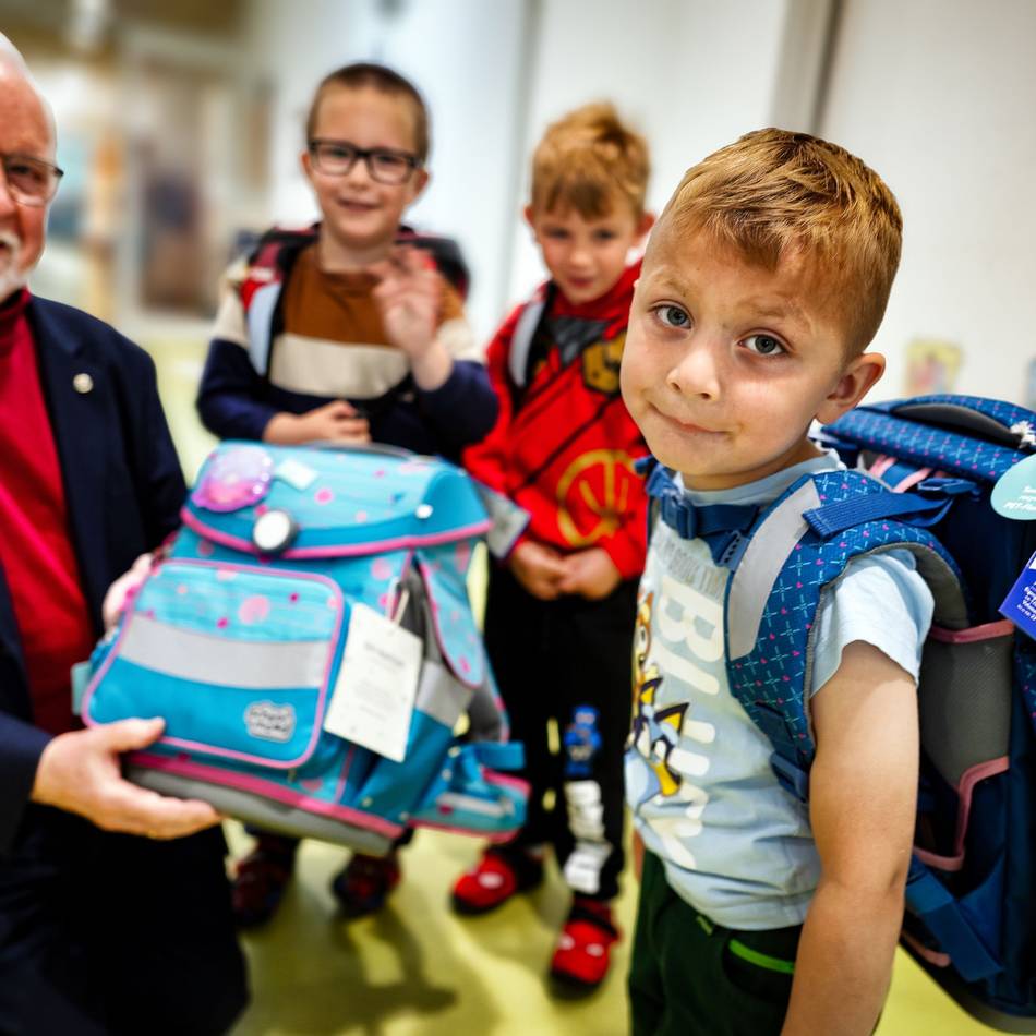 Kiwanis Club Leverkusen: Ein Schulranzen, der den Rücken stärkt